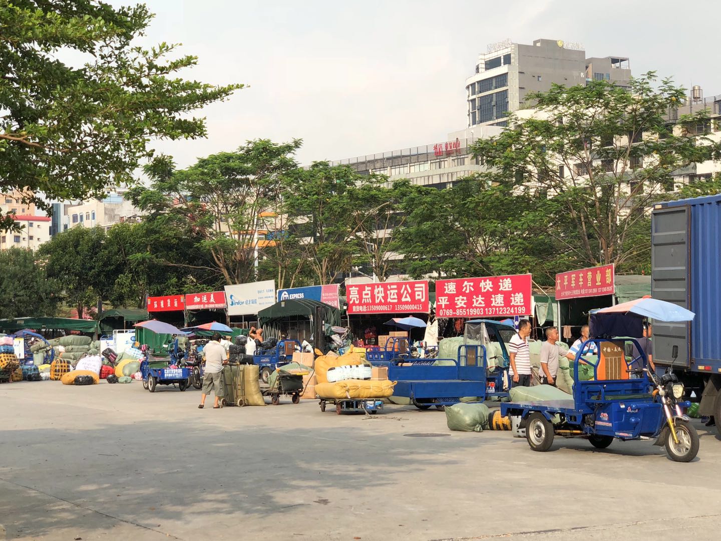 東莞：虎門最大的服裝批發(fā)市場(chǎng)，富民時(shí)裝城，銷往世界各地