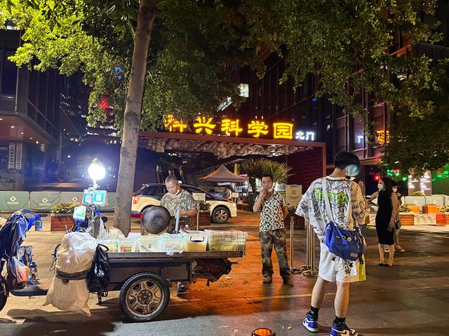 深圳十大夜市地攤一個月多少利潤，深圳十大夜市地攤一個月多少工資？